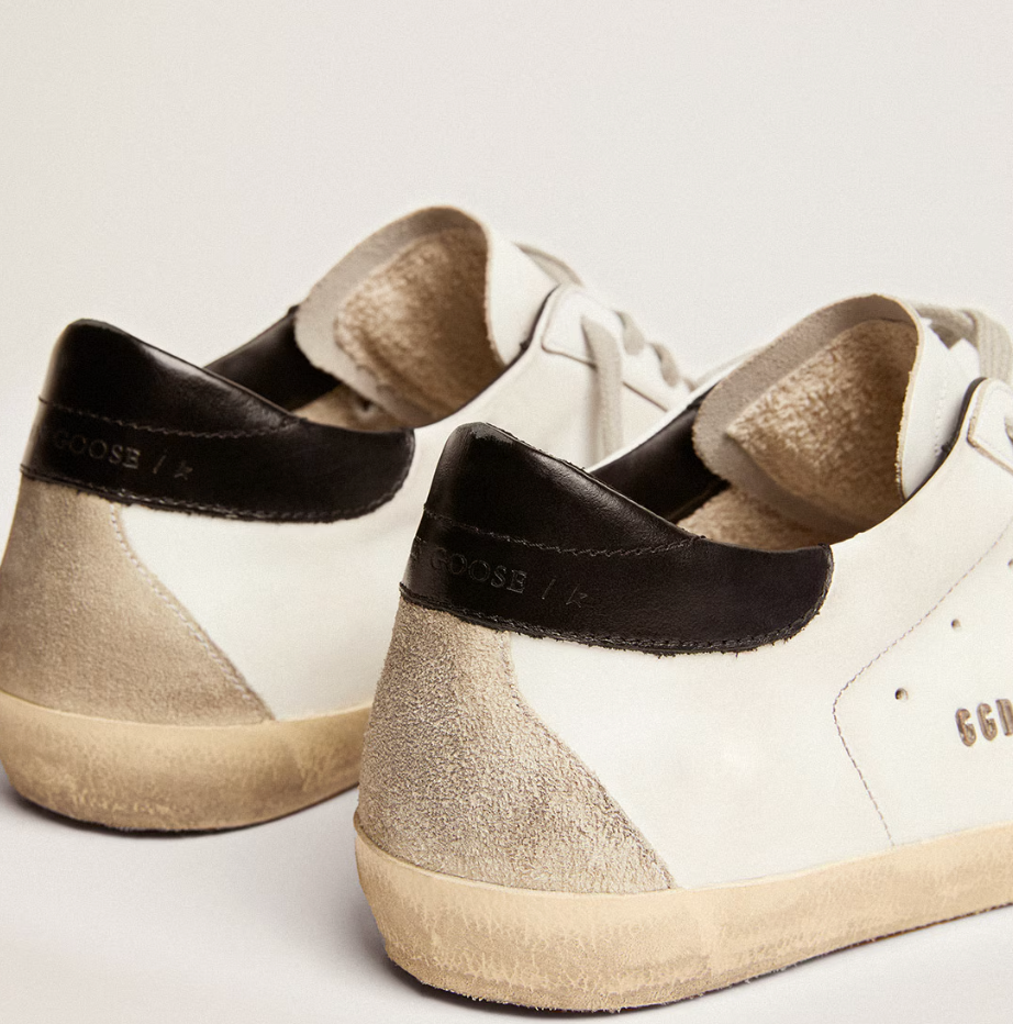 Super-Star con talloncino nero e metal studs lettering "ULTIMI PEZZI"