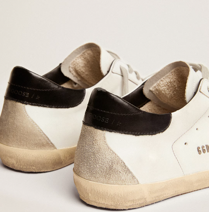 Super-Star con talloncino nero e metal studs lettering "ULTIMI PEZZI"