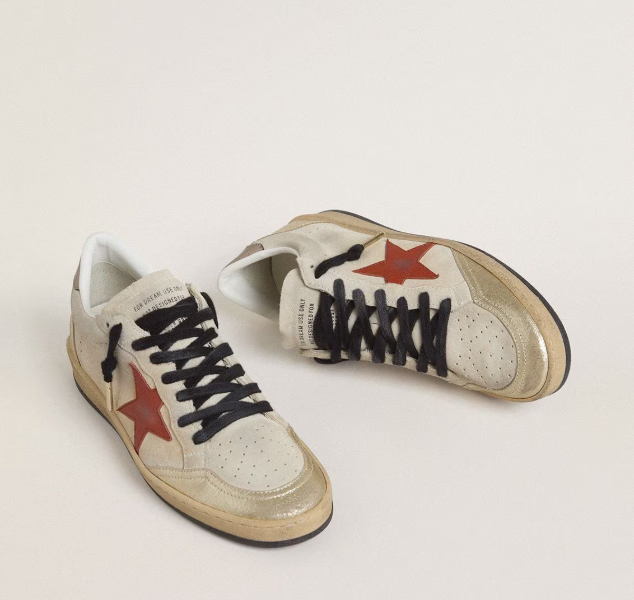 Ball Star in suede beige con stella in pelle rossa e talloncino in pelle laminata color bronzo metallizzato