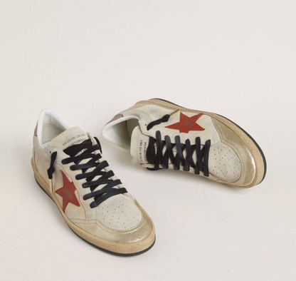 Ball Star in suede beige con stella in pelle rossa e talloncino in pelle laminata color bronzo metallizzato