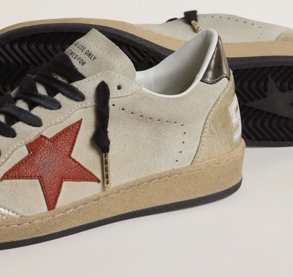 Ball Star in suede beige con stella in pelle rossa e talloncino in pelle laminata color bronzo metallizzato